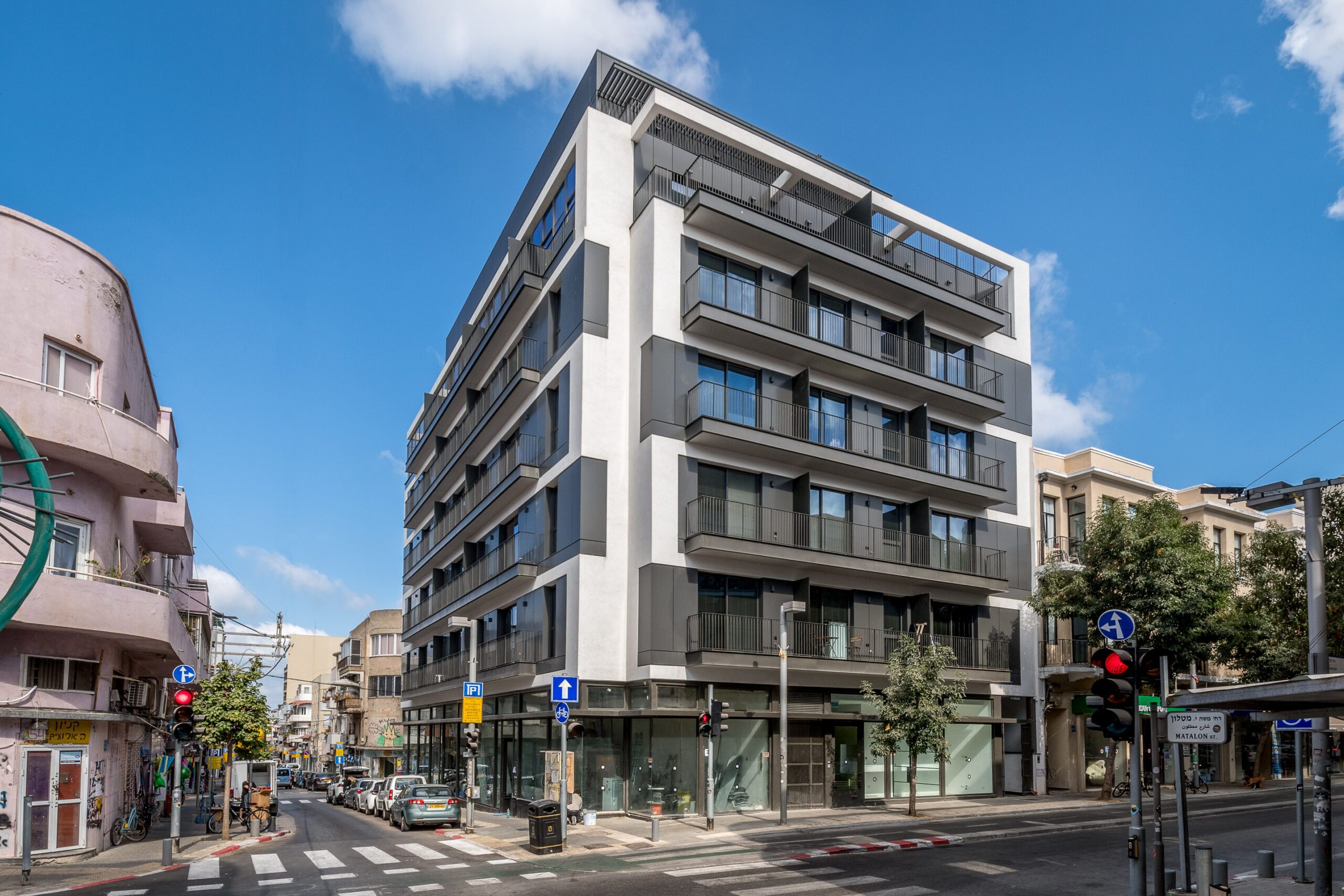 עיצוב מודרני יוקרתי של בניין בטיק עם יחידות דיור. מיטל שומר מעצבת פנים יוקרתית מומלצת עם ניסיון במרכז בשפלה ובשרון.