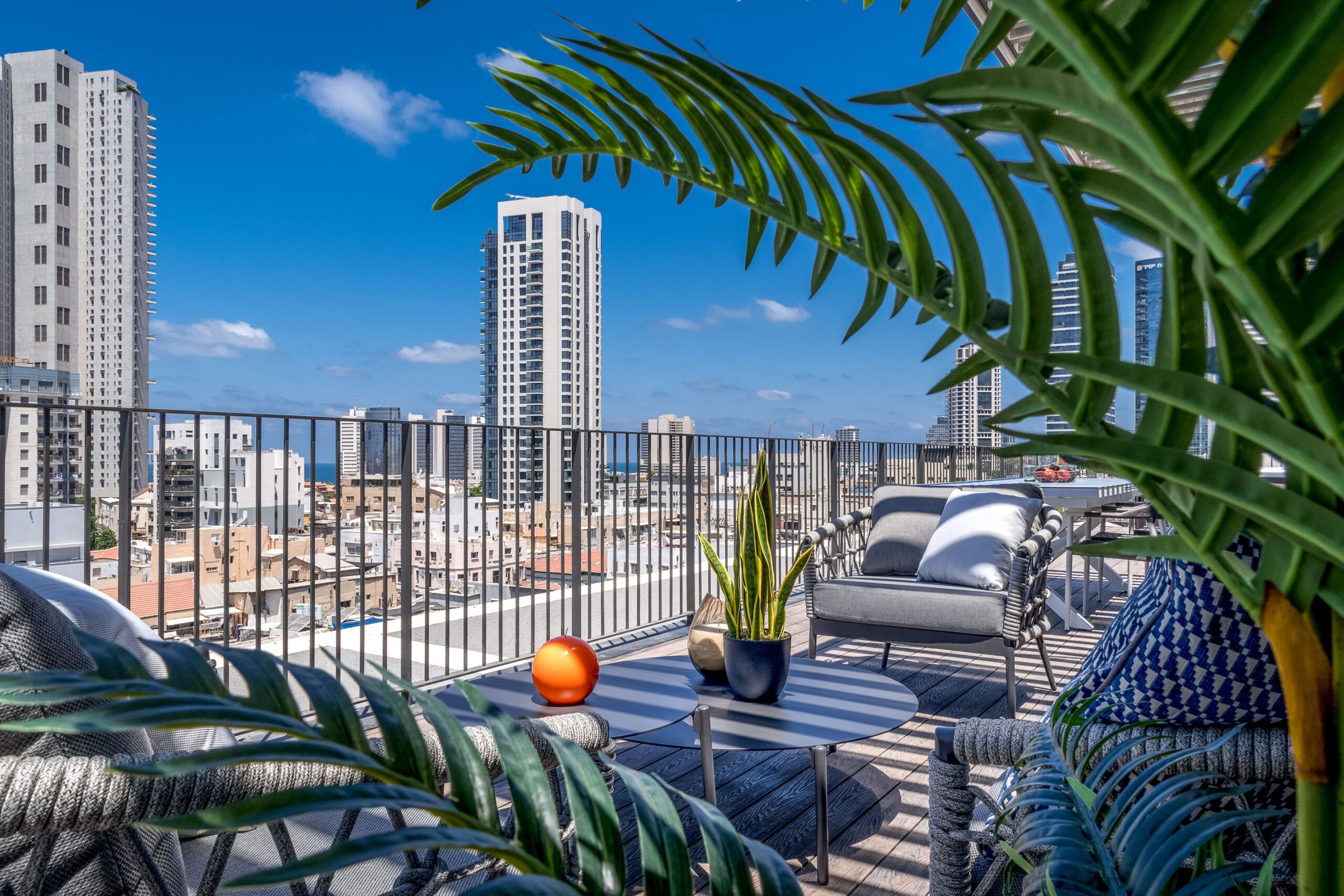 עיצוב מרפסת מודרני יוקרתי ביחידת דיור של בניין בוטיק. מיטל שומר מעצבת פנים יוקרתית מומלצת עם ניסיון במרכז בשפלה ובשרון.